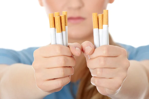 Unga kaukasiska kvinna quiting rökning — Stockfoto