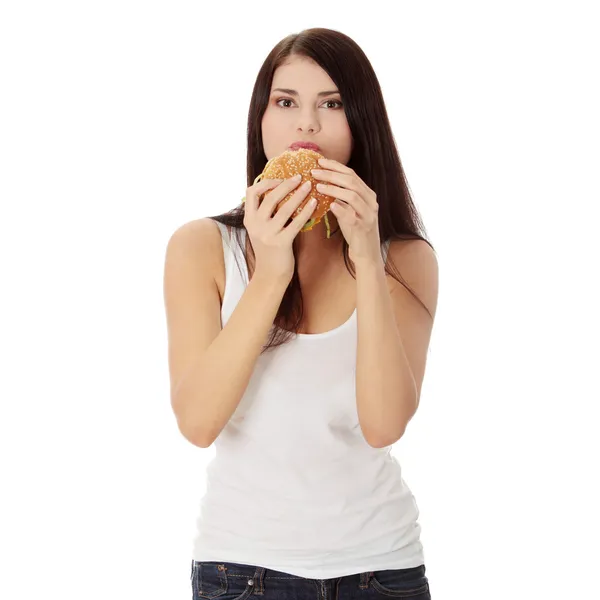 Mulher comendo hambúrguer — Fotografia de Stock