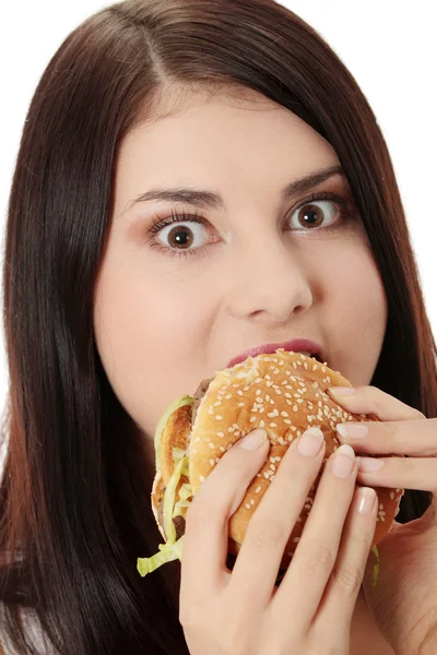 Жінка їдять гамбургер — стокове фото