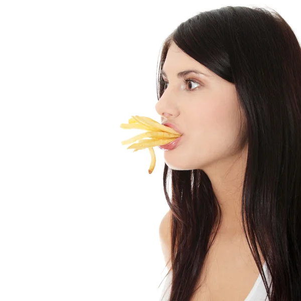 Giovane donna mangiare patatine fritte — Foto Stock