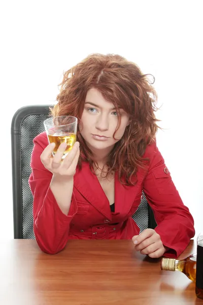 年轻女子对酒精上瘾 — 图库照片
