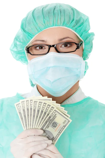Kadın cerrah doktor holding para — Stok fotoğraf
