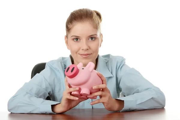 Jovem mulher com rosa porquinho banco — Fotografia de Stock