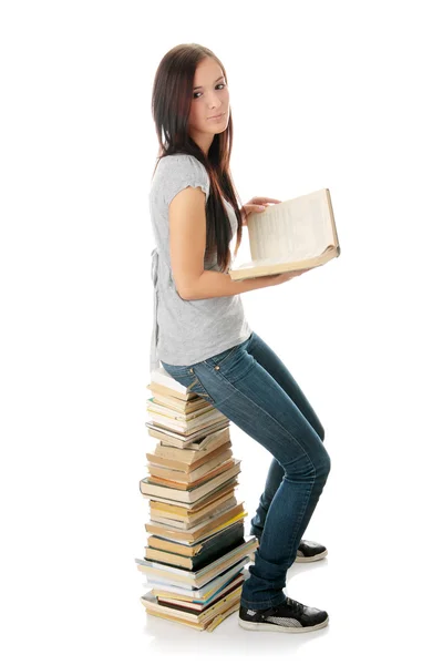 Mulher adolescente leitura livro — Fotografia de Stock