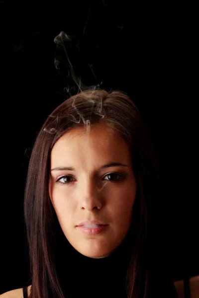 Fiatal nő dohányzik — Stock Fotó