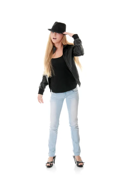 Mladá žena tanečnice v černém klobouku — Stock fotografie