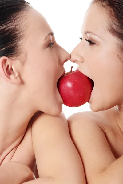 Casal mordendo uma maçã — Fotografia de Stock