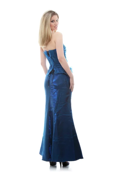 Mavi bir elbise giyen genç kadın — Stok fotoğraf