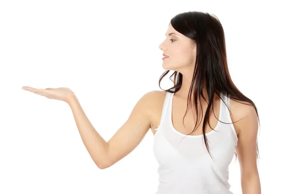 Vrouw presenteren iets op haar hand — Stockfoto