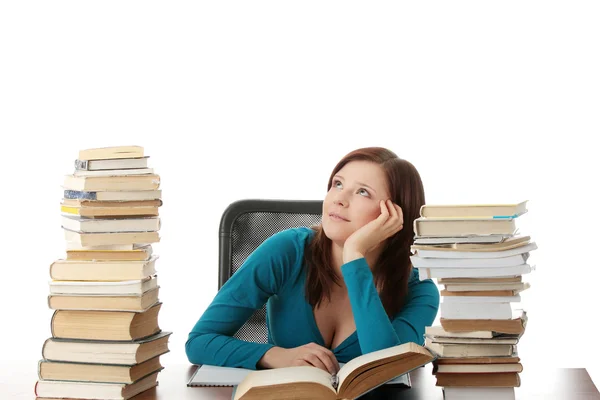 Mujer joven sentada detrás de libros — Foto de Stock