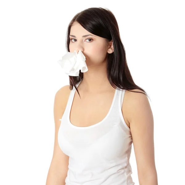 Giovane donna con allergia o freddo — Foto Stock
