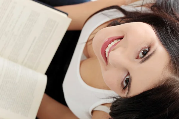 Krásná mladá žena čtení knihy — Stock fotografie
