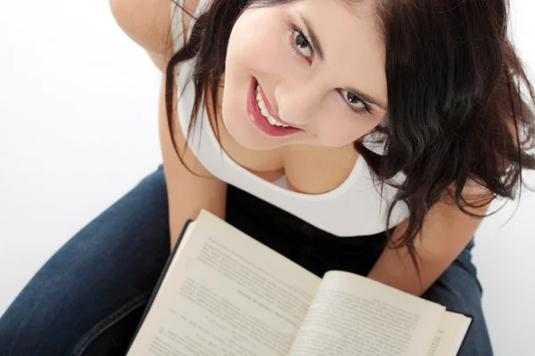 Bela jovem mulher leitura livro — Fotografia de Stock