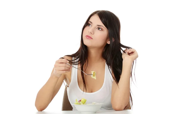 Ritratto di una ragazza che mangia insalata . — Foto Stock