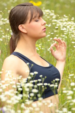 Yoga yaparken genç bir kadın