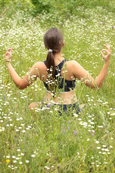 Eine junge Frau beim Yoga — Stockfoto