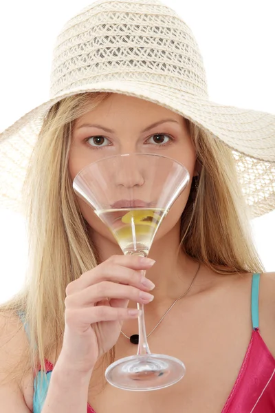 Frau trinkt Martini mit Oliven — Stockfoto