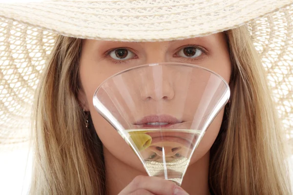 Mujer bebiendo martini con aceituna —  Fotos de Stock