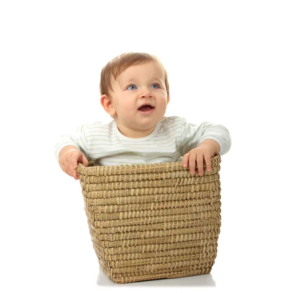 年轻的女婴在篮子里 — 图库照片