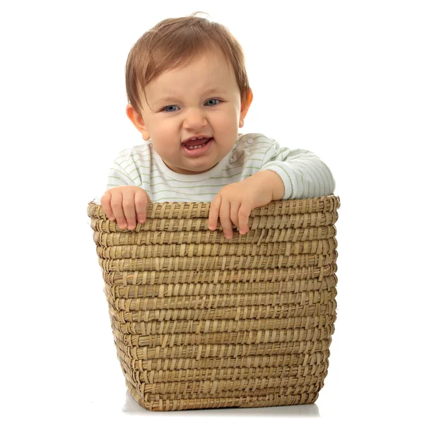年轻的女婴在篮子里 — 图库照片