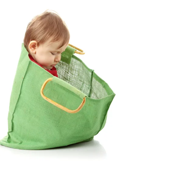 Küçük kız alışveriş çantası içinde — Stok fotoğraf