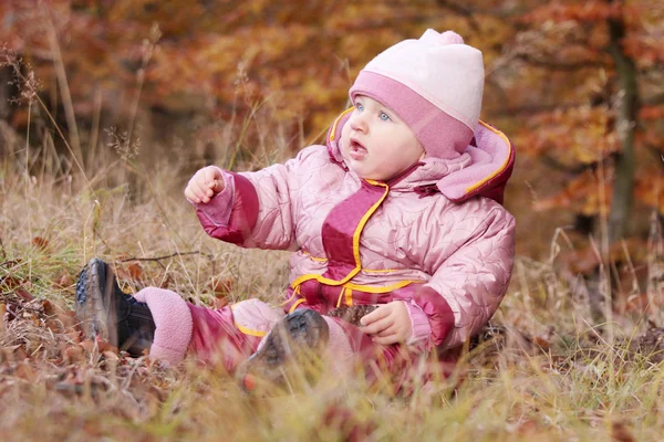 Liten bebis i skogen — Stockfoto