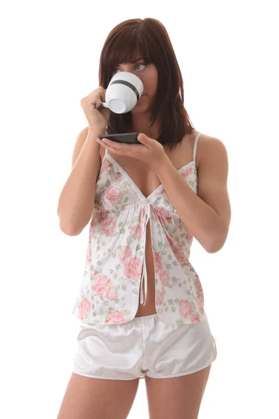 Bella giovane donna sta bevendo il suo caffè del mattino — Foto Stock