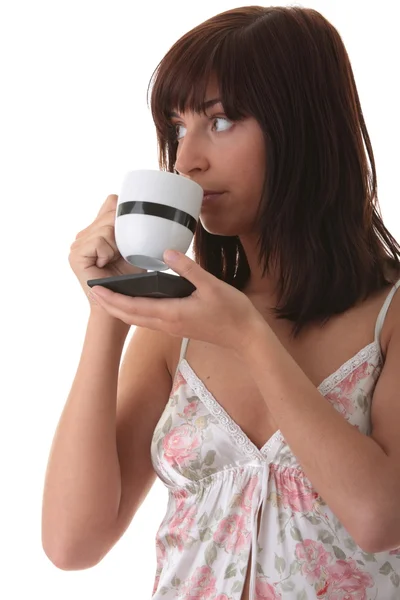 아름 다운 젊은 여 자가 그녀의 아침 커피를 마시고 있다 — 스톡 사진