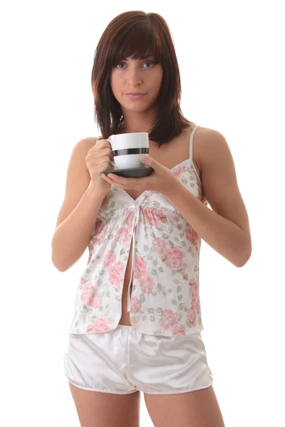 아름 다운 젊은 여 자가 그녀의 아침 커피를 마시고 있다 — 스톡 사진
