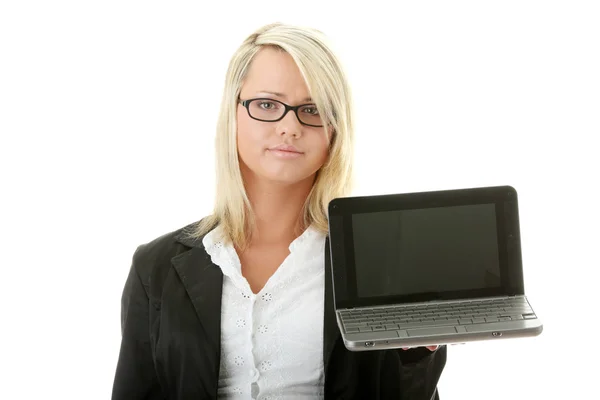 Femme d'affaires tenant ordinateur portable — Photo
