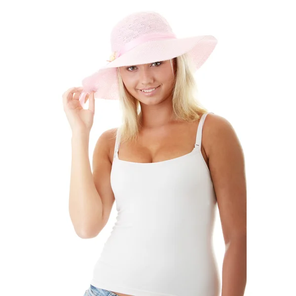 Jovem mulher usando um chapéu de palha rosa — Fotografia de Stock