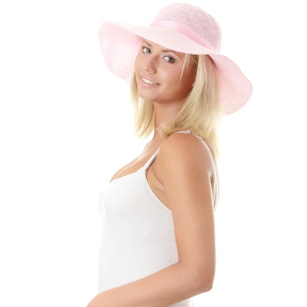 Ung kvinna som bär en rosa stråhatt — Stockfoto