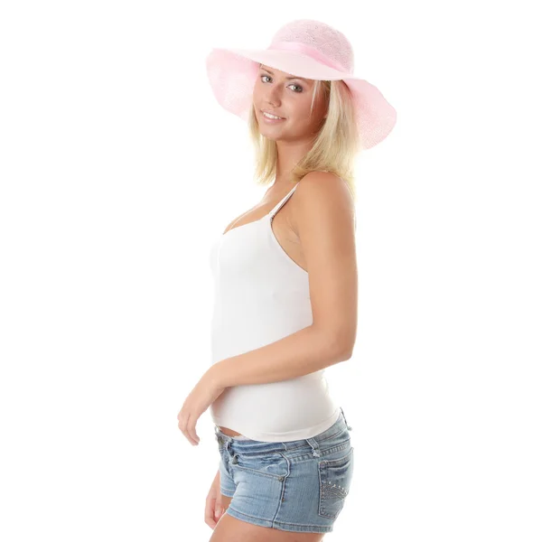 Pembe bir hasır şapka giyen genç kadın — Stok fotoğraf
