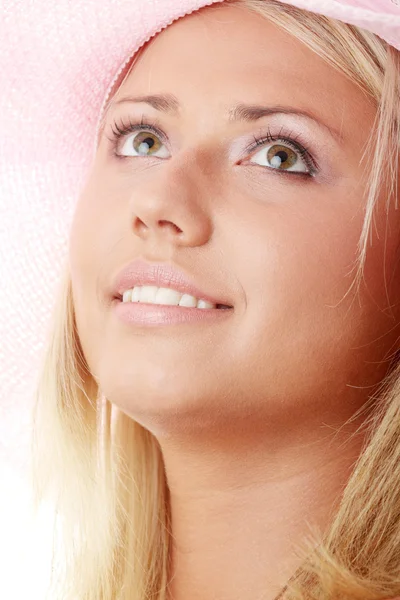 Jonge vrouw met een roze stro hoed — Stockfoto