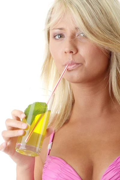 Piękna młoda kobieta w róż bikini z zimnym napojem — Zdjęcie stockowe