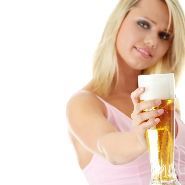 Genç atractive sarışın ve bira — Stok fotoğraf
