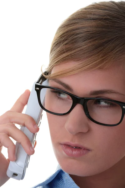 Telefon ile düşünceli bir genç kadının portresi — Stok fotoğraf