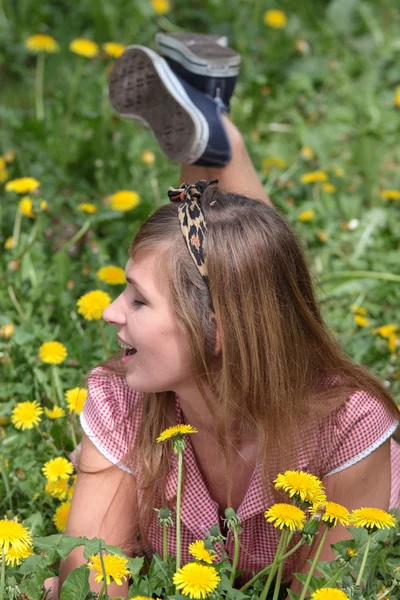 Bella donna rilassante nell'erba e fiori — Foto Stock
