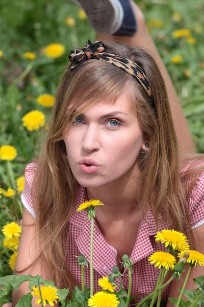 美しい女性、草や花でリラックス — ストック写真