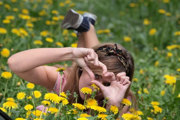 Hermosa mujer relajándose en la hierba y las flores — Foto de Stock