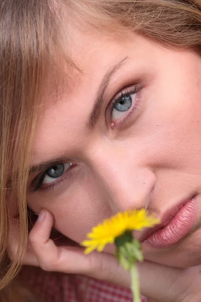 Gyönyörű nő pihentető, a fű és a virágok — Stock Fotó
