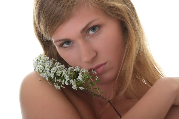 Schöne Frau mit Blumen isoliert auf weißem Hintergrund — Stockfoto