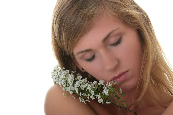 Schöne Frau mit Blumen isoliert auf weißem Hintergrund — Stockfoto