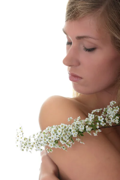 Hermosa mujer con flores aisladas sobre fondo blanco —  Fotos de Stock