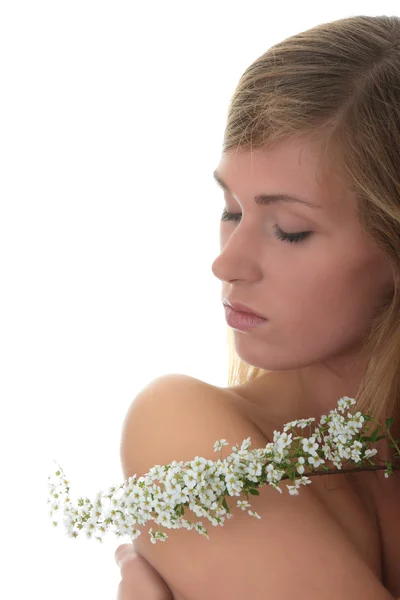 Красивая женщина с цветами изолированы на белом фоне — стоковое фото