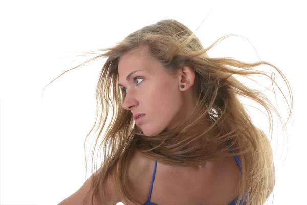 Eine schöne junge blonde Frau trägt einen blauen Bikini — Stockfoto