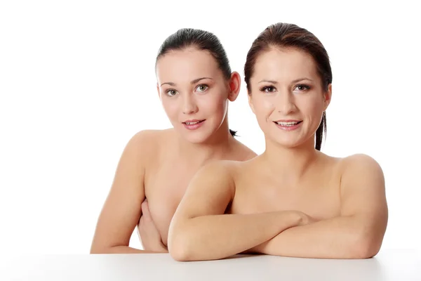 Porträtt av två vackra och sexiga unga kvinnor — Stockfoto