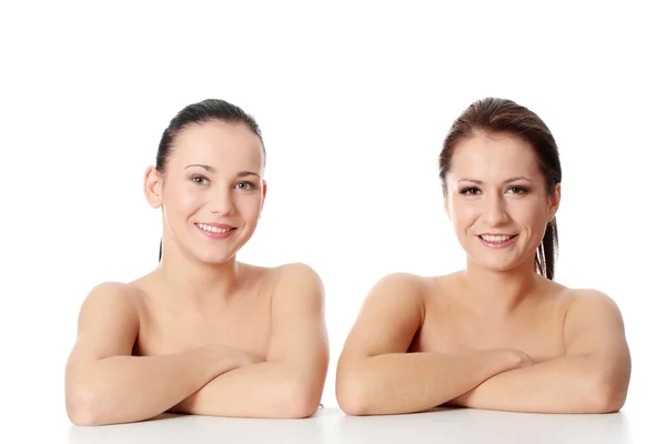Porträtt av två vackra och sexiga unga kvinnor — Stockfoto