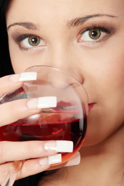 Krásná žena se skleněným červeným vínem — Stock fotografie