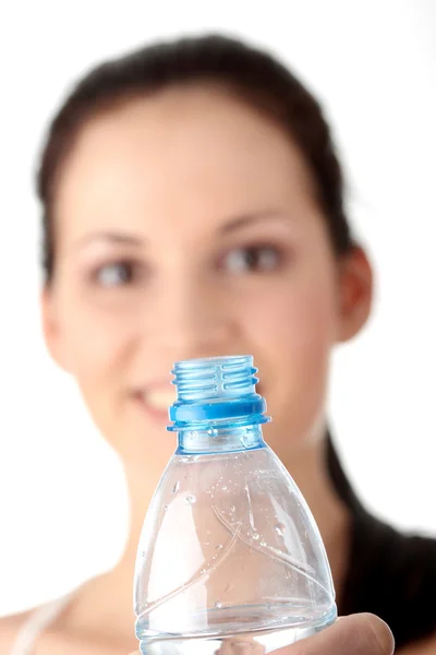 Giovane donna che beve acqua — Foto Stock